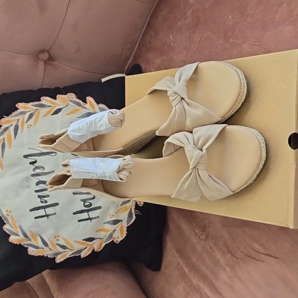New wedge sandals - Picture 1 of 3